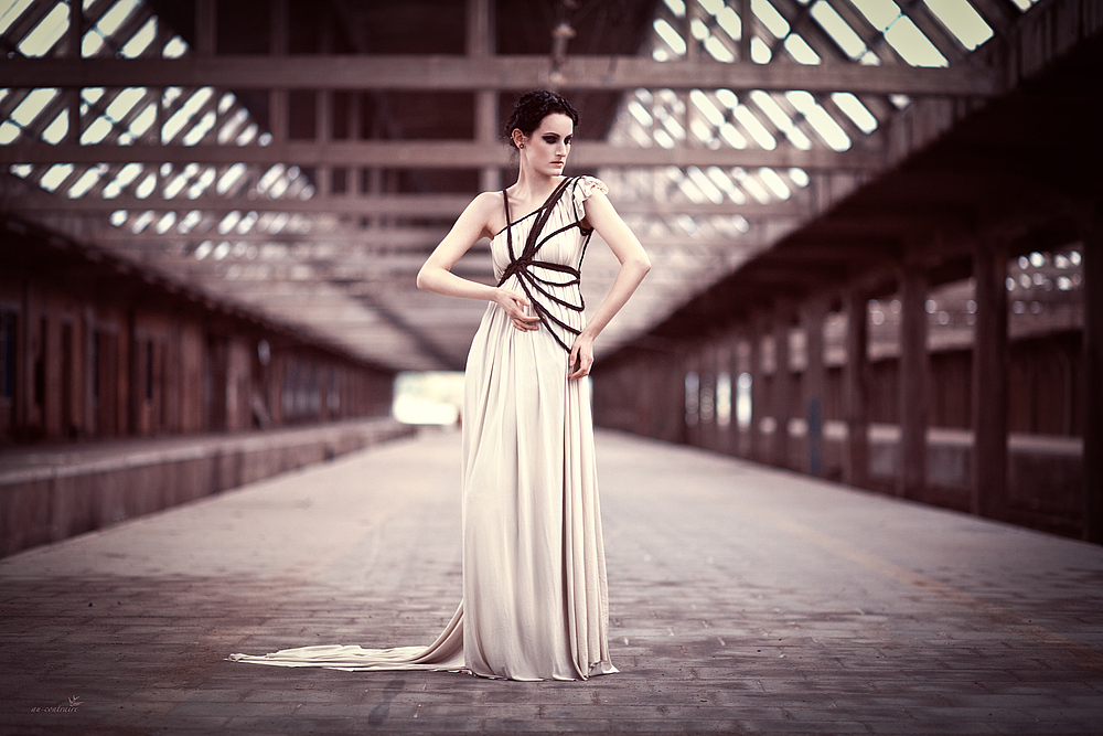 Dress: ROHMY Couture / Photo: Au Contraire Photography / Mel Plum / Model: Eva Pechmarie