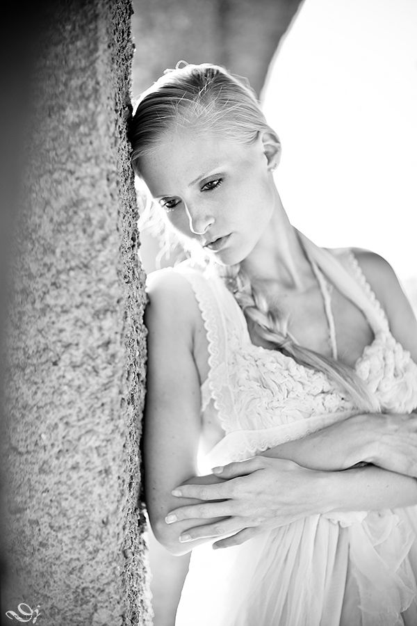 Fashion: ROHMY Couture / Photography: Dennis Jagusiak / Model: Katharina