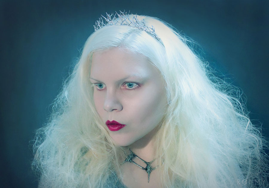 Handmade birdskull necklace by MetamorphQC & silver Haircrown by Naturae Design worn by Myriam von Rohmycouture